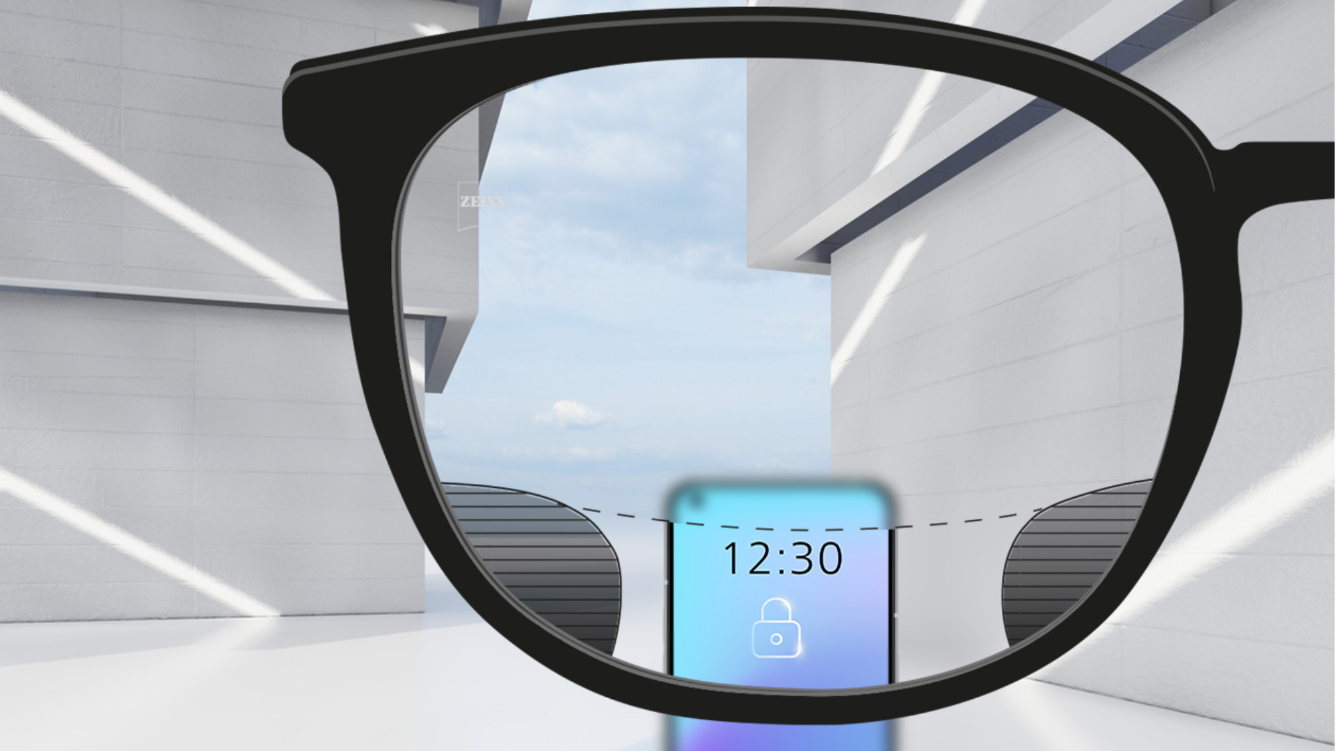 En perspektivbild med ZEISS Digital SmartLife-glas med en smartphone, där glaset är helt klart i den övre och nedre delen men har små suddiga ränder till vänster och höger.