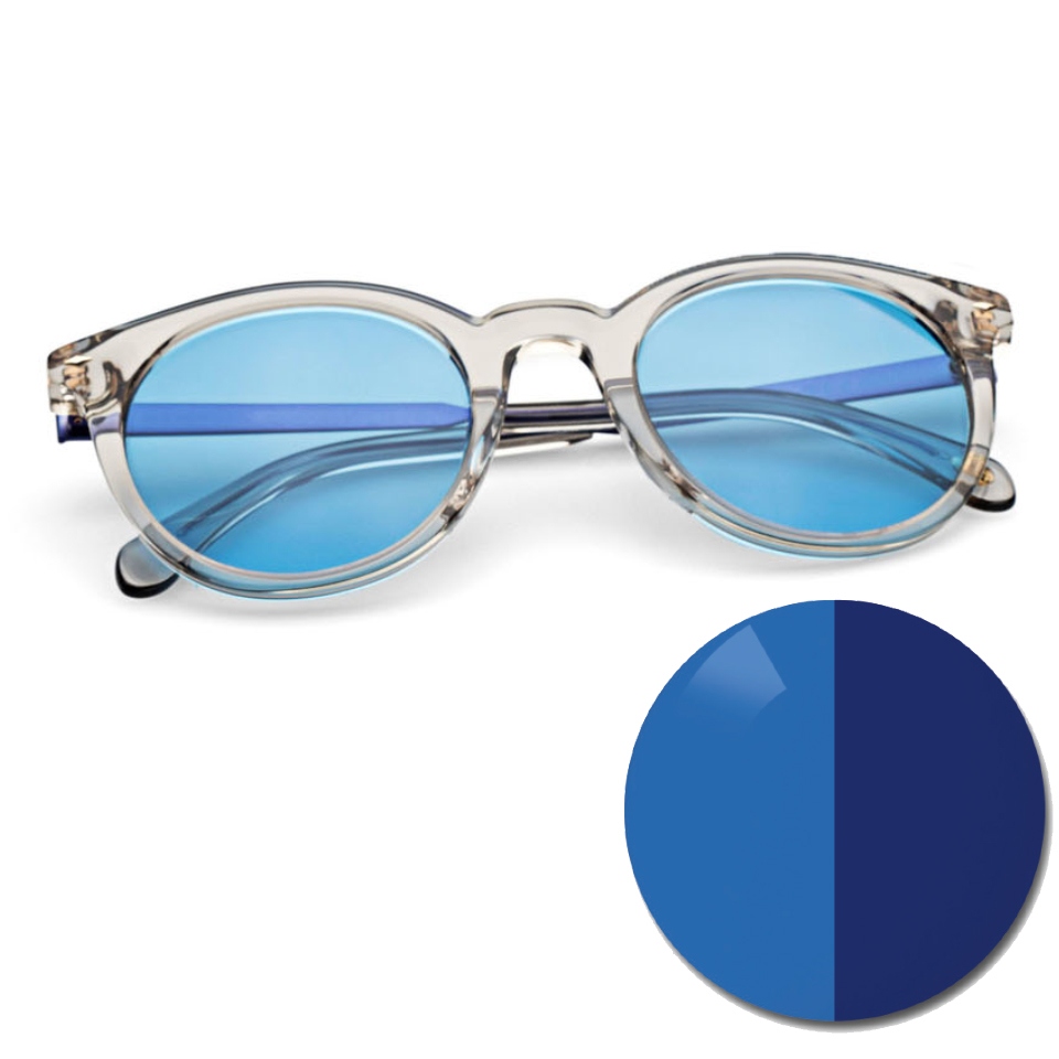 Glasögon med ZEISS AdaptiveSun i blå helfärg, och en bild på glaset ljus och mörk nyans