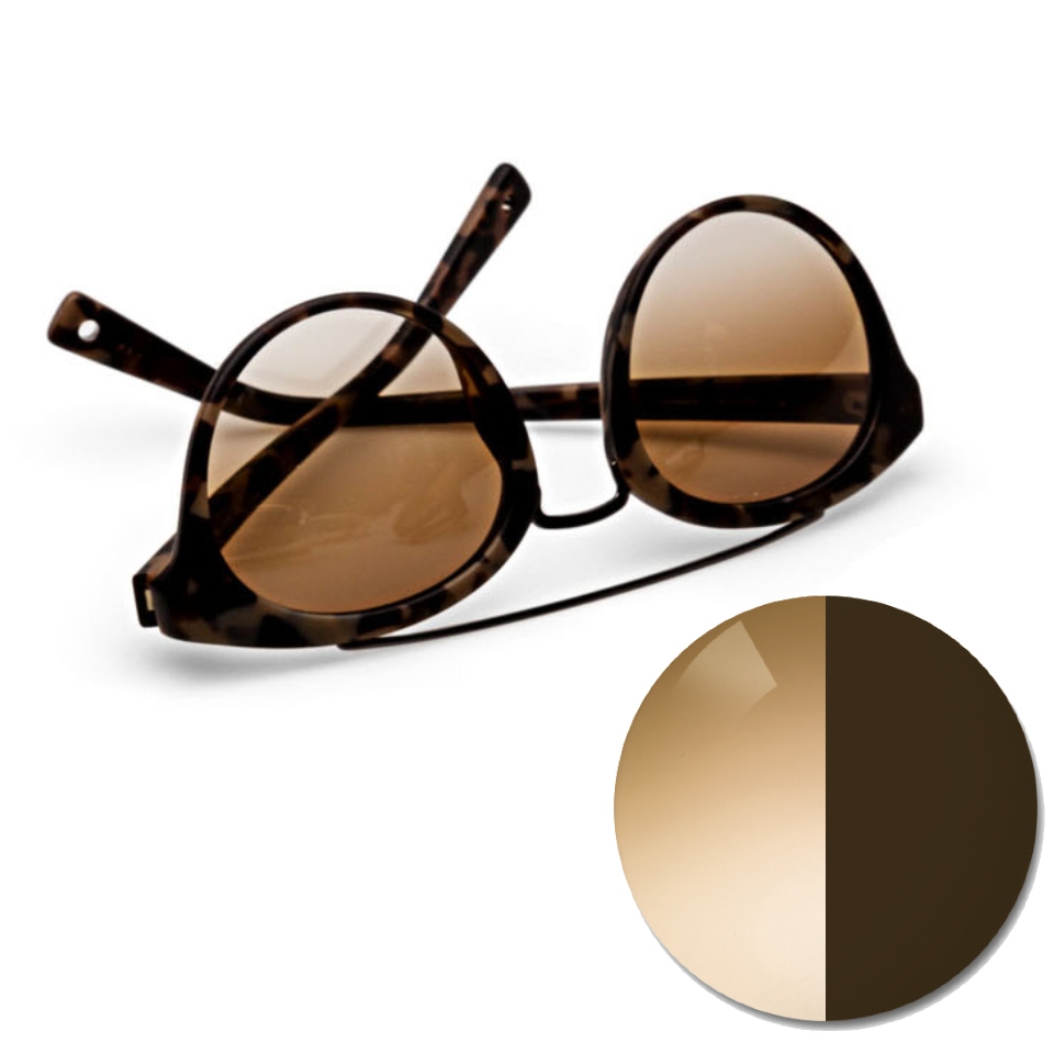Glasögon med ZEISS AdaptiveSun i brun gradalfärg, och en bild på glaset ljus och mörk nyans