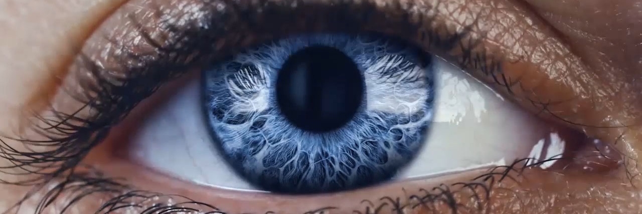 Abstrakta fina blå linjer mot en mörkblå bakgrund rör sig och formar ett ögas pupill och iris.