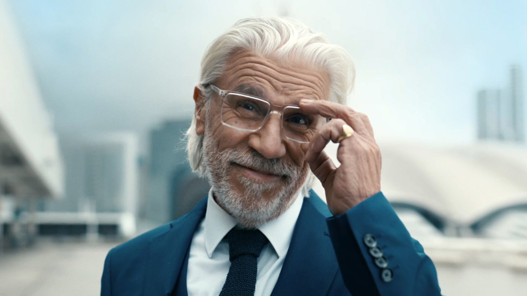 Äldre man som bär ZEISS Progressive SmartLife-glasögon